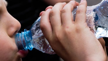 幸运飞行艇官方开奖历史记录[现场在线直播]168体彩官方开奖网 Bottled water has up to 100 times more plastic particles than previously thought
